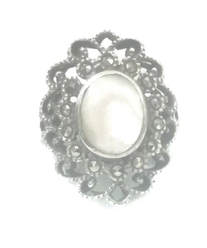 VINTAGE MARCASITE MOP RING COCKTAIL MOTHER OF PEARL STERLING SILVER SIZE 8.50: VINTAGE MARCASITE MOP RING COCKTAIL MOTHER OF PEARL STERLING SILVER SIZE 8.50 Vintage Marcasite Mother of Pearl Sterling Silver Ring Size 8.50 Weight 5.4g Widest Part of Ring 7/8" Thinnest Part of Rin