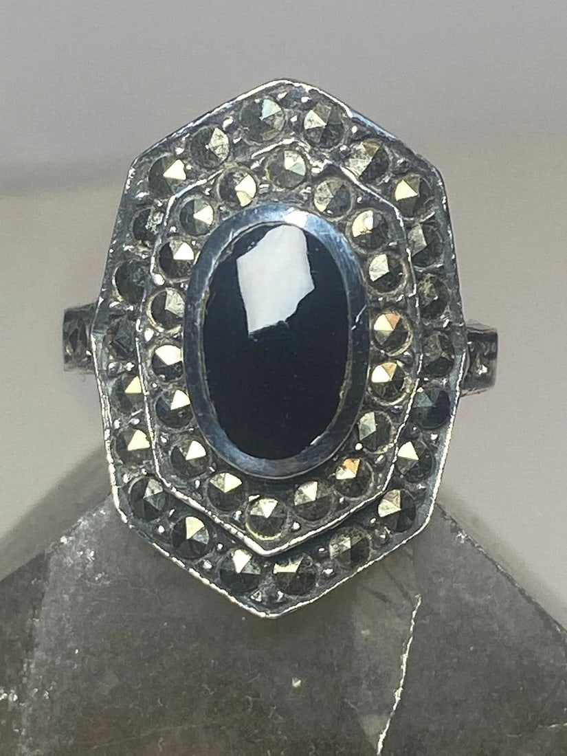 LONG ONYX RING SIZE 7 MARCASITES ART DECO STERLING SILVER WOMEN: LONG ONYX RING SIZE 7 MARCASITES ART DECO STERLING SILVER WOMEN Long onyx ring marcasites Art Deco sterling silver women Size 7 Weight 5.8g Length 7/8" Width 9/16" Thinnest 1/8"