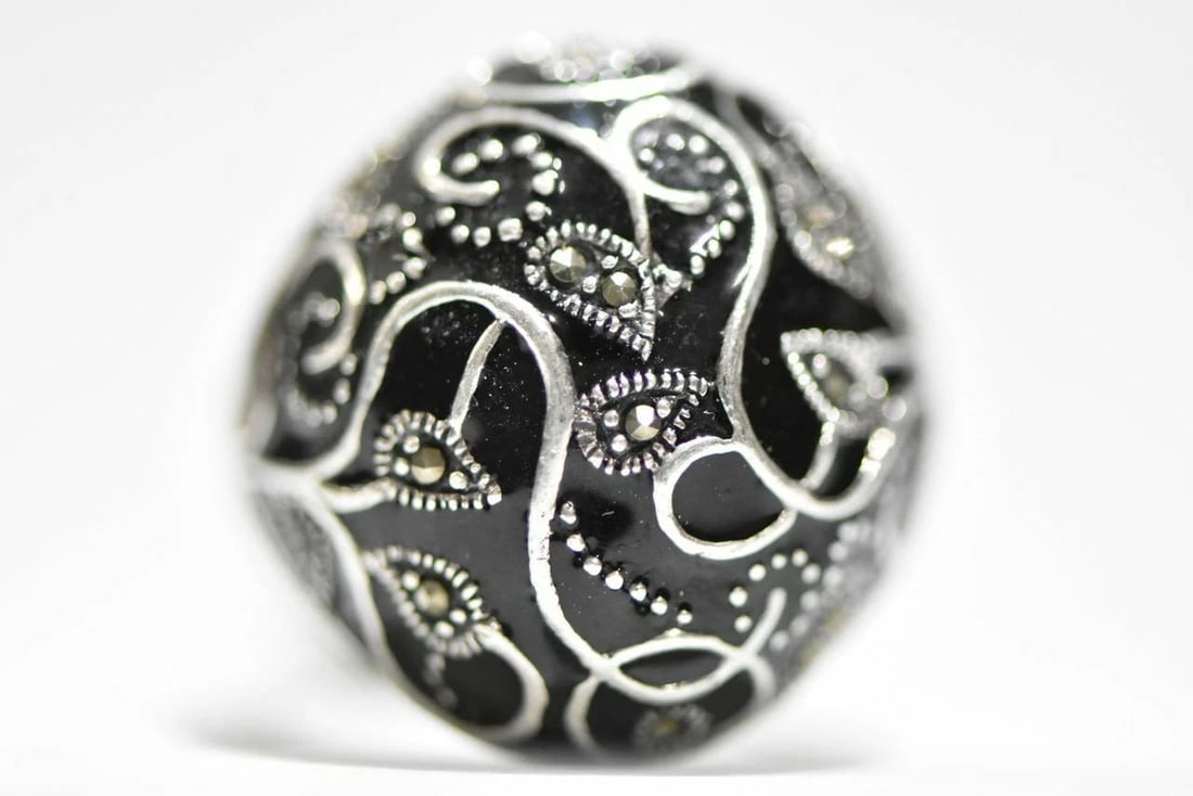 DOME RING MARCASITE FLORAL VINES STERLING SILVER WOMEN SIZE 7: DOME RING MARCASITE FLORAL VINES STERLING SILVER WOMEN SIZE 7 Dome ring marcasite floral vines sterling silver women Size 7 Weight 13g Widest part of band 7/8" Thinnest part of band 1/8"