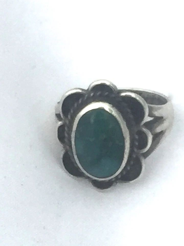 VINTAGE STERLING NATIVE AMERICAN NAVAJO TURQUOISE RING SIZE 5 5.3G: VINTAGE STERLING NATIVE AMERICAN NAVAJO TURQUOISE RING SIZE 5 5.3G Vintage Sterling Native American Navajo Turquoise Ring Possibly a hair line crack barely noticeable blends w stone AS IS Size 5 Weigh
