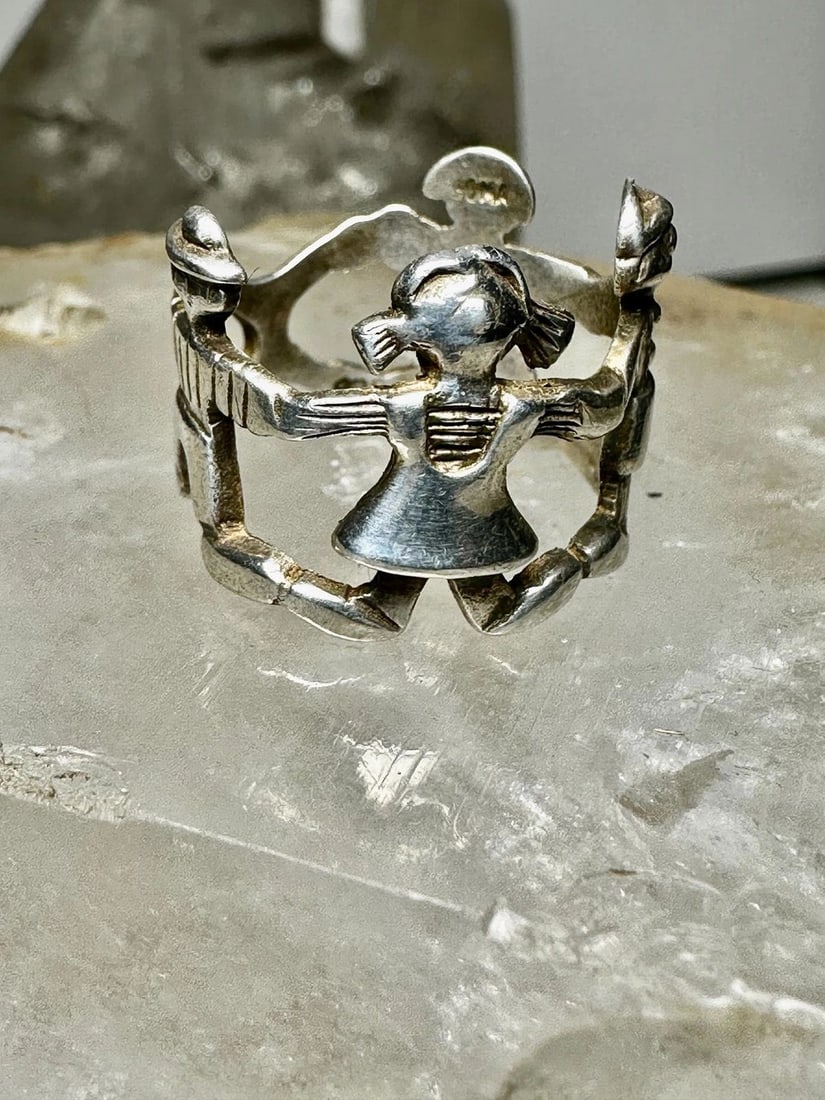 CHILDREN RING TEACHERS BAND FIGURATIVE SIZE 5.50 STERLING SILVER WOMEN GIRLS: CHILDREN RING TEACHERS BAND FIGURATIVE SIZE 5.50 STERLING SILVER WOMEN GIRLS Children ring Teachers band figurative size 5.50 sterling silver women girls Size 5.50 Between a size 5.50 and a size 5.75 