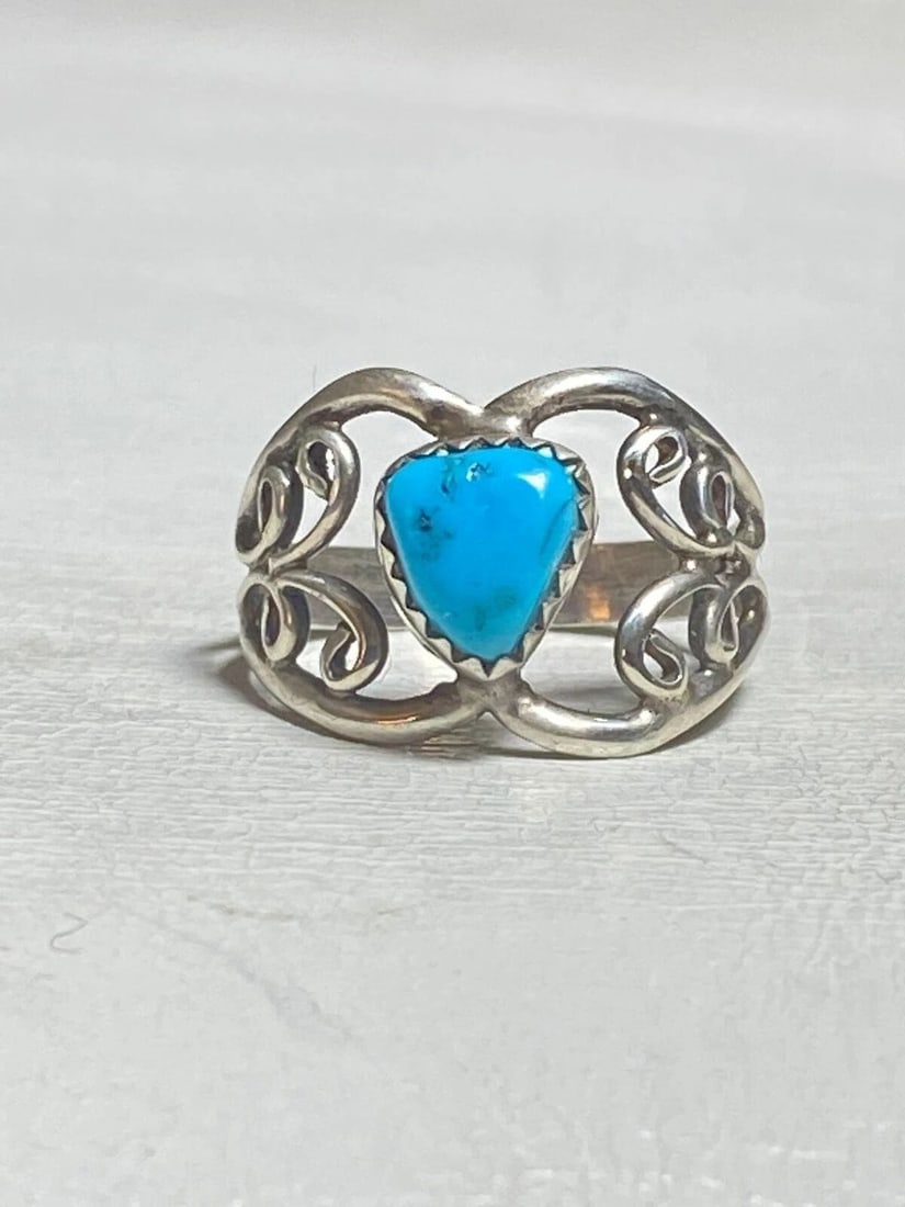 TURQUOISE RING HEART PINKY BAND SOUTHWEST STERLING SILVER GIRLS WOMEN: TURQUOISE RING HEART PINKY BAND SOUTHWEST STERLING SILVER GIRLS WOMEN Turquoise ring heart pinky band southwest sterling silver girls women Size 6.75 Between a size 6.75 and a size 7 Weight 2.5g Wides
