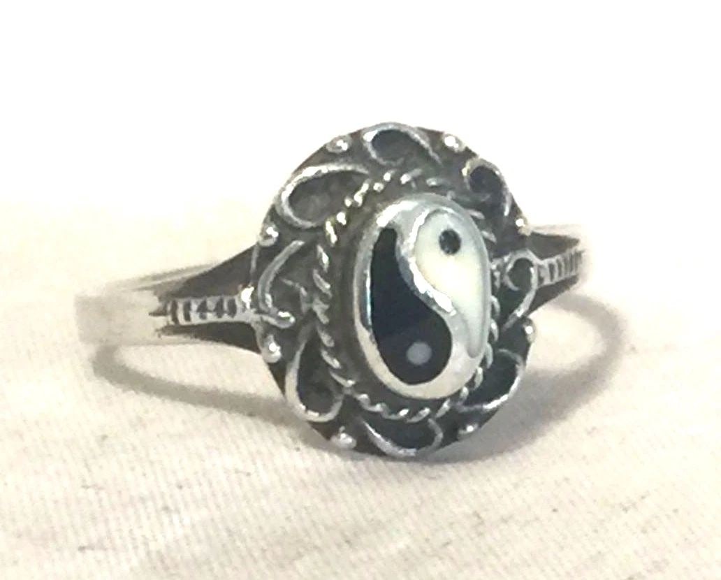 VINTAGE STERLING SILVER YIN YANG RING SIZE 8.5 2.7G (1 of 1)