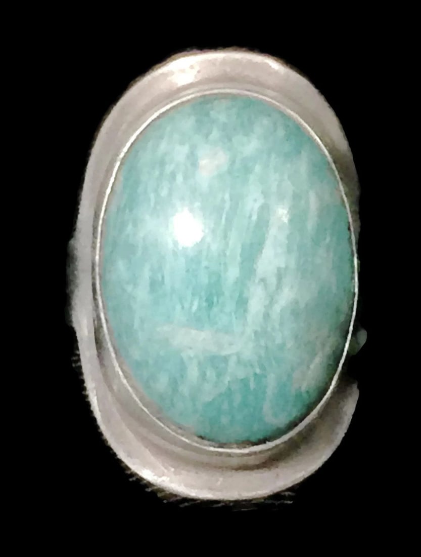GREEN RING SIZE 5.50 VINTAGE STERLING SILVER SOUTHWEST RING PINKY WOMEN: GREEN RING SIZE 5.50 VINTAGE STERLING SILVER SOUTHWEST RING PINKY WOMEN Green Ring size 5.50 Southwest Vintage Sterling Silver Ring Size 5.50 Weight 6.2g Length 15/16" Width 3/16" Free Postal Shipping