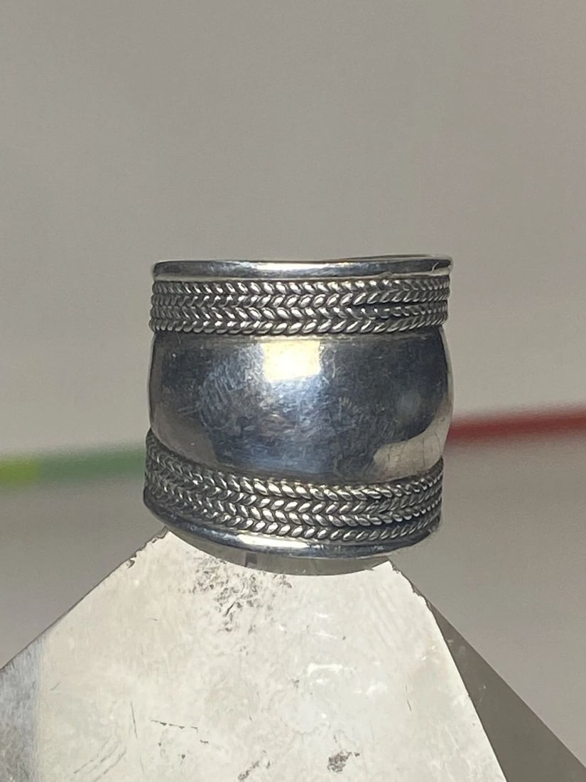 CIGAR BAND RING SIZE 5 ROPE DESIGN STERLING SILVER WOMEN GIRLS: CIGAR BAND RING SIZE 5 ROPE DESIGN STERLING SILVER WOMEN GIRLS Cigar band ring rope design sterling silver women girls Size 5 Weight 6.2g Widest part . 3/4" Thinnest part of band 1/2"