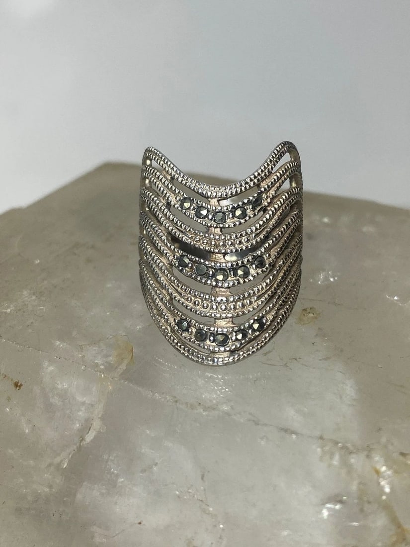 KNUCKLE RING SIZE 6 CIGAR MARCASITES BAND STERLING SILVER WOMEN: KNUCKLE RING SIZE 6 CIGAR MARCASITES BAND STERLING SILVER WOMEN Knuckle ring cigar marcasites band sterling silver women Size 6 Weight 6.5g Widest 1" Thinnest part of band in back 3/16"