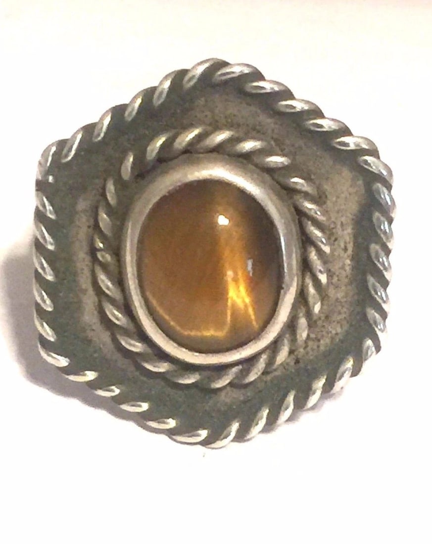VINTAGE STERLING SILVER TIGER EYE RING SIZE 7.25 8.3G: VINTAGE STERLING SILVER TIGER EYE RING SIZE 7.25 8.3G Vintage Sterling Silver Tiger Eye Ring Size 7.25 Weight 8.3g Width 7/8" Length 13/16" Free First Class shipping and postal insurance is included. 
