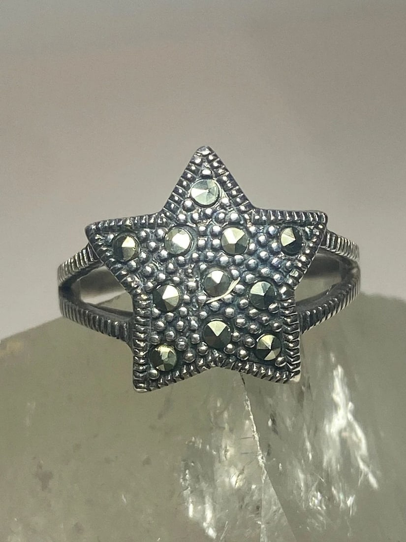 STAR RING MARCASITES CELESTIAL BAND STERLING SILVER WOMEN GIRLS: STAR RING MARCASITES CELESTIAL BAND STERLING SILVER WOMEN GIRLS Star ring marcasites celestial band sterling silver women girls Size 7.75 Weight 3.3g Length. 5/8" Width 5/8" Thinnest part of band. 1/8