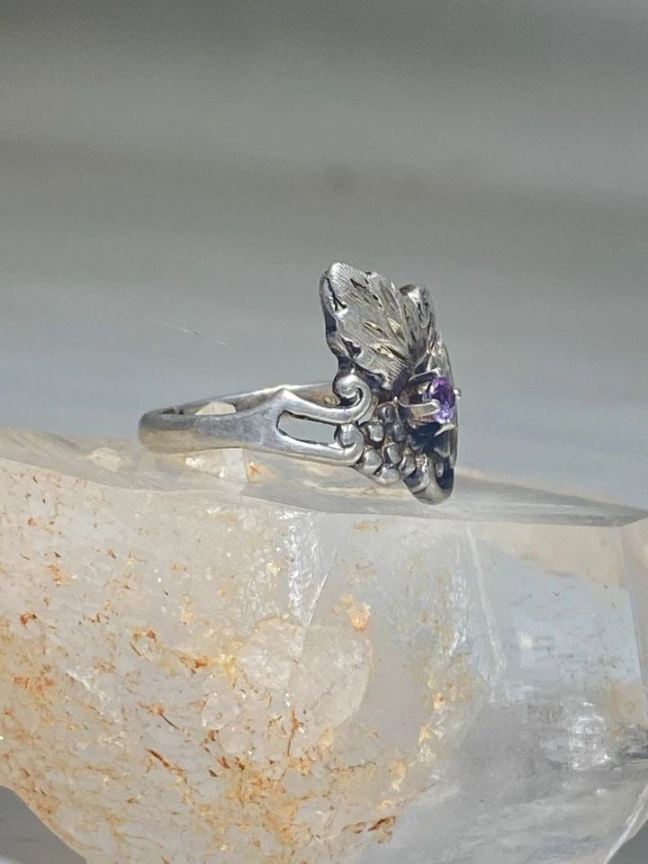 LEAVES RING FLORAL BAND STERLING SILVER WOMEN GIRLS: LEAVES RING FLORAL BAND STERLING SILVER WOMEN GIRLS Leaves ring floral band sterling silver women girls Size 6.50 Between a size 6.50 and a size 6.75 Weight 2.6g Widest part of band 5/8" Thinnest part