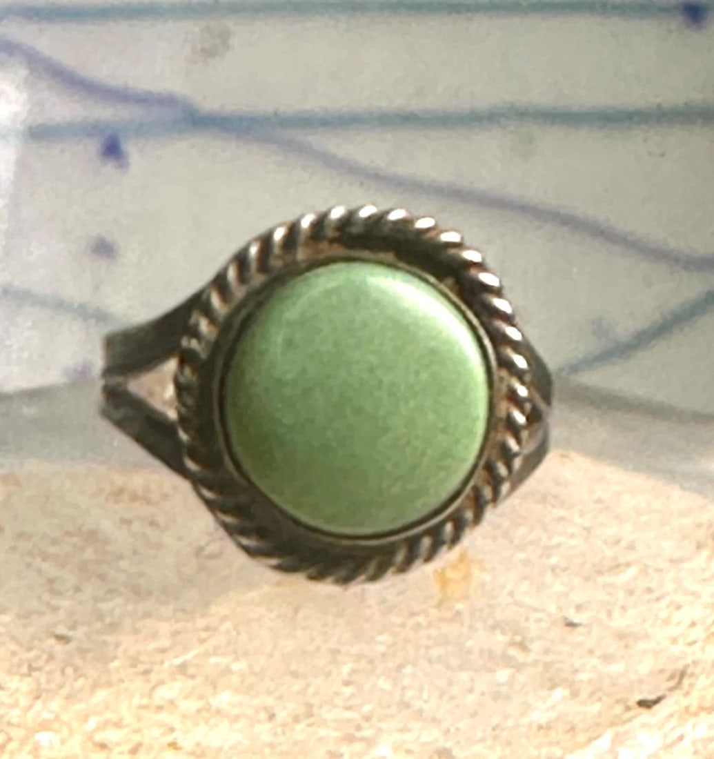 VINTAGE TURQUOISE STERLING SILVER SOUTHWEST TRIBAL BOHO RING SIZE 5.2 PINKY GIRL: VINTAGE TURQUOISE STERLING SILVER SOUTHWEST TRIBAL BOHO RING SIZE 5.2 PINKY GIRL Vintage Turquoise Southwest Sterling Silver Ring Size 5.25 Between a Size 5.25 and a Size 5.50 Weight 3.3g Length 9/16"