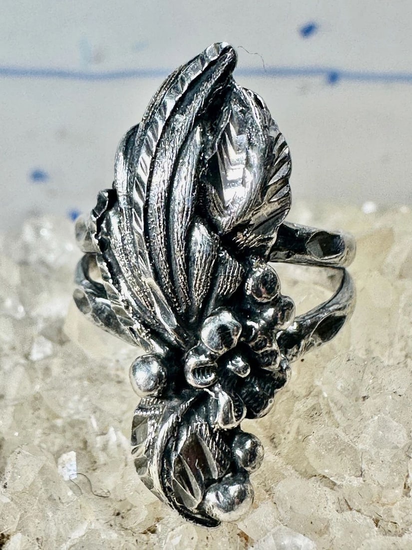 LEAF RING PINKY BAND SIZE 4.50 STERLING SILVER WOMEN GIRLS: LEAF RING PINKY BAND SIZE 4.50 STERLING SILVER WOMEN GIRLS Leaf ring pinky band size 4.50 sterling silver women girls Size 4.50 Weight 6g Length 1" Widest part 3/8" Thinnest part of band 1/8"