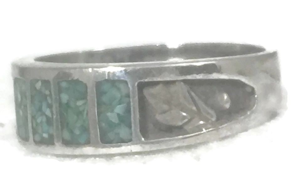 TURQUOISE CHIPS RING BAND SOUTHWEST VINTAGE STERLING SILVER W LEAVES SIZE 7.50: TURQUOISE CHIPS RING BAND SOUTHWEST VINTAGE STERLING SILVER W LEAVES SIZE 7.50 Turquoise Chips Southwest Tribal Ring or Thumb Band with Leaves Size 7.50 Between a Size 7.50 and Size 7.75 Weight 4g Wid