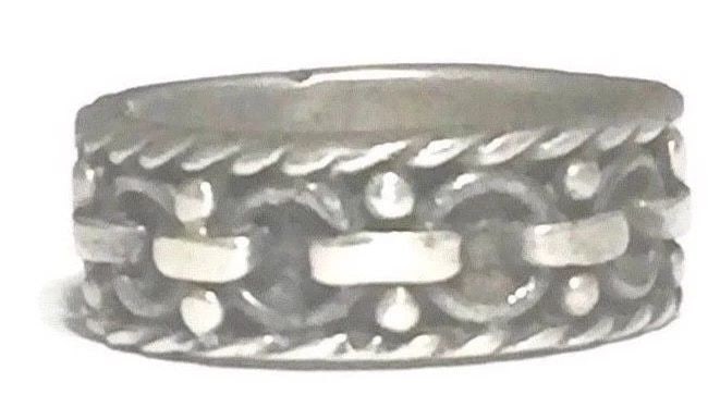 VINTAGE CHAIN BAND STERLING SILVER SOUTHWEST RING BOHO SIZE 5.25 WOMEN BIKER: VINTAGE CHAIN BAND STERLING SILVER SOUTHWEST RING BOHO SIZE 5.25 WOMEN BIKER Vintage Chain Link Design Sterling Silver Southwest Ring or Band Women or Men Size 5.25 Between a Size 5.25 and a Size 5.50