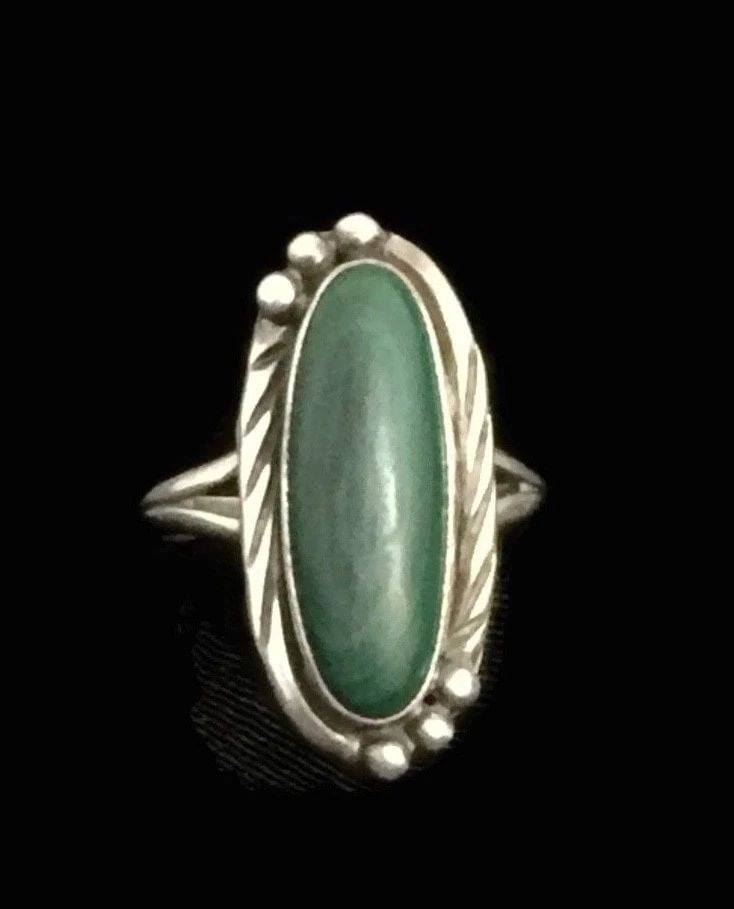 VINTAGE STERLING SILVER LONG MALACHITE SOUTHWEST RING SIZE 7.5 5.4G: VINTAGE STERLING SILVER LONG MALACHITE SOUTHWEST RING SIZE 7.5 5.4G Vintage Sterling Silver Long Malachite Southwest Ring Size 7.50 Weight 5.4g Length 1 1/8" Width 1/2" Ring is Delivered in a Gift Box