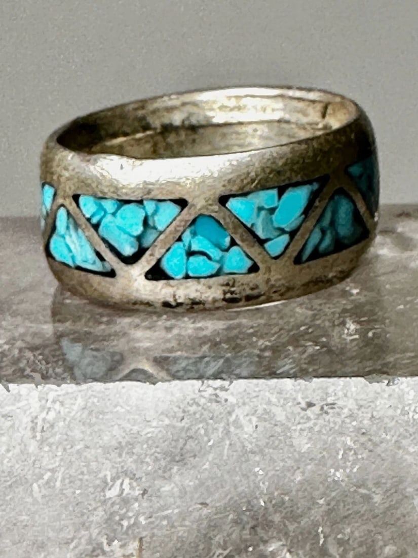 TURQUOISE RING SIZE 4.50 ZUNI BAND WEDDING STERLING SILVER WOMEN: TURQUOISE RING SIZE 4.50 ZUNI BAND WEDDING STERLING SILVER WOMEN Turquoise ring size 4.50 Zuni band wedding sterling silver women Size 4.50 Between a size 4.50 and a size 4.75 Weight. 6.3g Width 5/16"