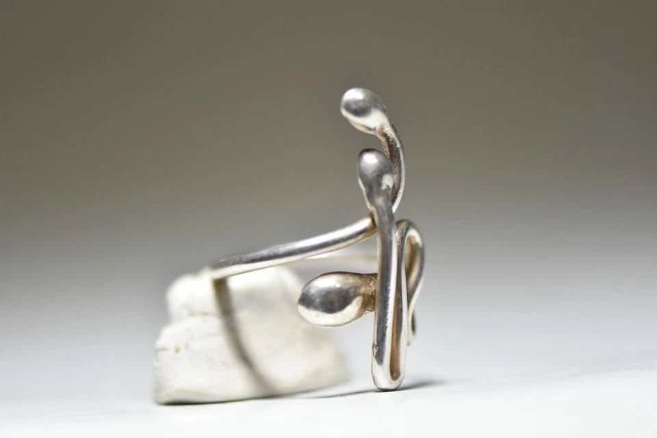 FAMILY RING MOTHER FATHER CHILD BAND STERLING SILVER WOMEN GIRLS BAND: FAMILY RING MOTHER FATHER CHILD BAND STERLING SILVER WOMEN GIRLS BAND family ring mother father child band sterling silver women girls band Size 7.25 Weight 6.9g Length of ring 1 1/2" Width of the rin
