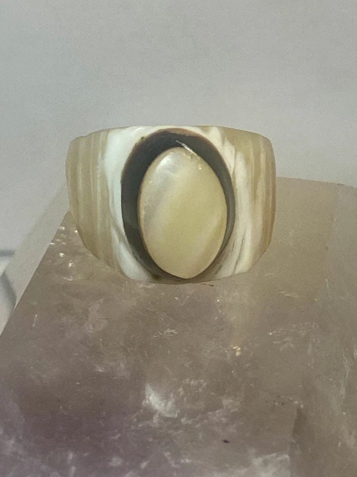 SHELL RING SIZE 6 SOUTHWEST BOHO WOMEN MEN: SHELL RING SIZE 6 SOUTHWEST BOHO WOMEN MEN Shell ring southwest boho women men Size 6 Weight. 5.6g Length 5/8" Width 3/8" Thinnest part of band 3/16"