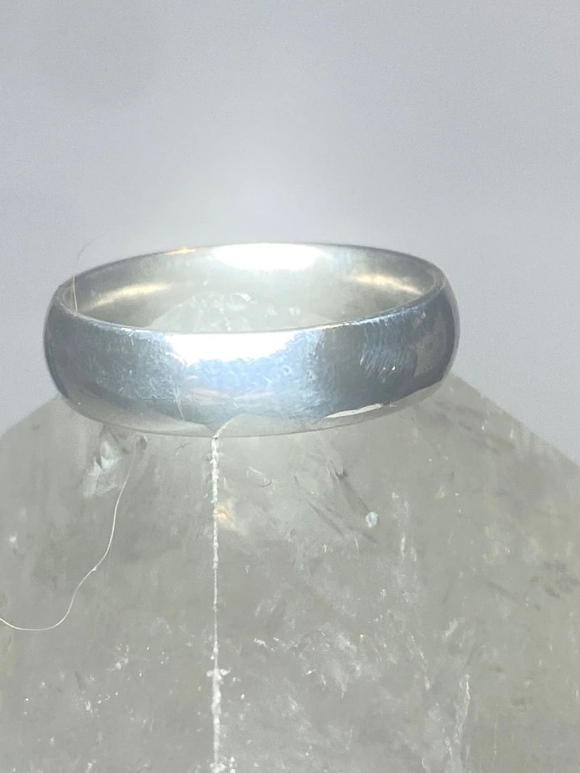 PLAIN RING WEDDING BAND SIZE 6.75 STERLING SILVER U: PLAIN RING WEDDING BAND SIZE 6.75 STERLING SILVER U Plain ring wedding comfort band size 6.75 sterling silver U I leave the rings unpolished until I sell .. If the buyer wants the ring polished I will