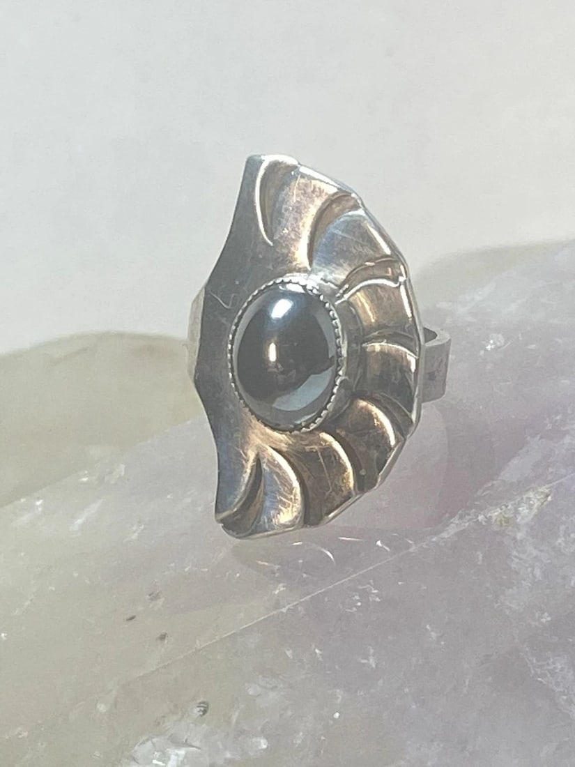 HEMATITE RING SIZE 5.25 FAN FEATHERS SOUTHWEST BAND PINKY STERLING SILVER WOMEN: HEMATITE RING SIZE 5.25 FAN FEATHERS SOUTHWEST BAND PINKY STERLING SILVER WOMEN Hematite ring fan feathers southwest band pinky sterling silver women girls Size 5.25 Weight 6.3g Length. 1" Width. 5/8"
