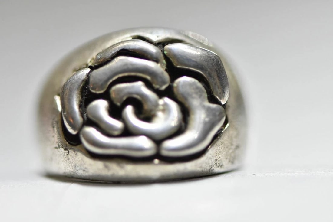 ROSE RING CHUNKY DOME BAND STERLING SILVER WOMEN GIRLS SIZE 7.75: ROSE RING CHUNKY DOME BAND STERLING SILVER WOMEN GIRLS SIZE 7.75 Rose Ring Chunky Dome Band Sterling Silver Women Girls Size 7.75 Weight 7.3g Widest part of band 1/2 " Thinnest part of band 1/8"