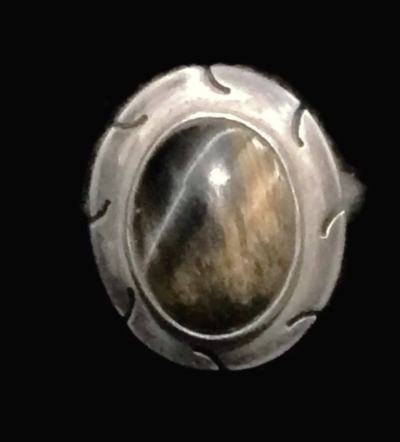 STRIKING TIGER EYE VINTAGE STERLING SILVER RING BAND SIZE 6 MEXICO SIGNED: STRIKING TIGER EYE VINTAGE STERLING SILVER RING BAND SIZE 6 MEXICO SIGNED iger Eye Vintage Sterling Silver Ring Band Made in Mexico The line is not a camera flash but rather part of the stone Size 6 W