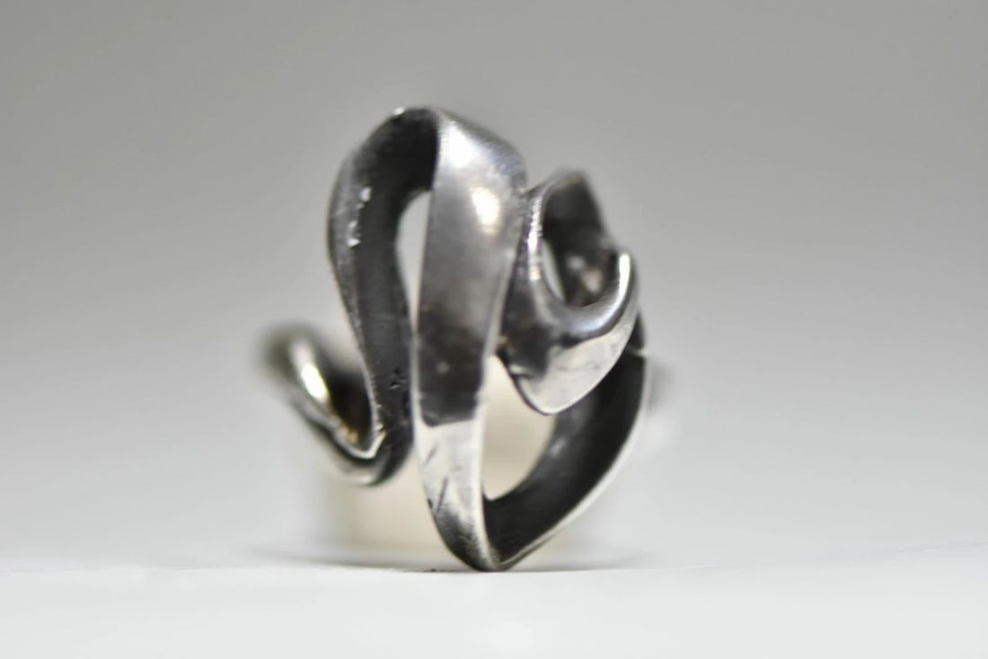 FREEFORM RING ABSTRACT BAND STERLING SILVER BOHO WOMEN: FREEFORM RING ABSTRACT BAND STERLING SILVER BOHO WOMEN freeform ring abstract band sterling silver boho women Size 6 weight 8.2g length of front 1" width of front 5/8" Delivered in a Gift Box