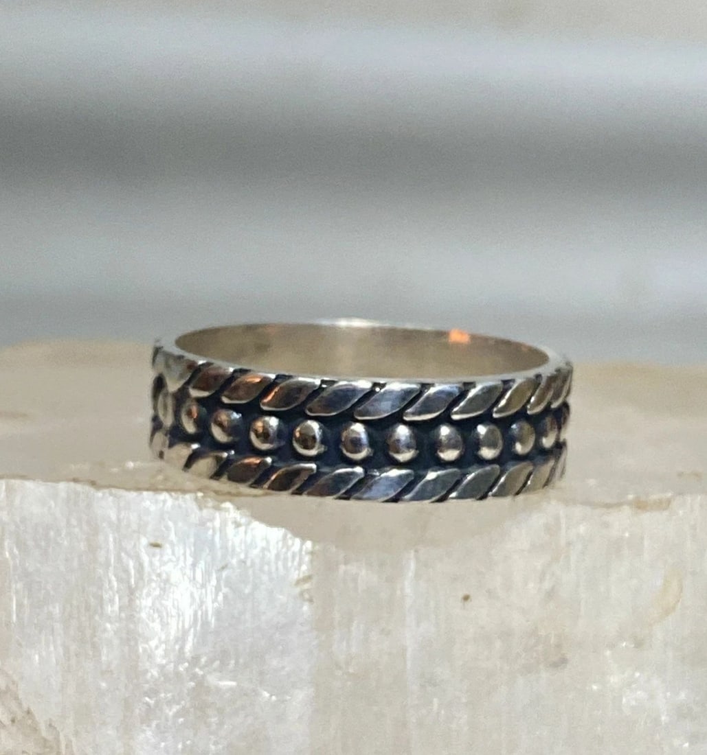 ROPE BAND BEADED RING MEXICO STERLING SILVER WOMEN MEN: ROPE BAND BEADED RING MEXICO STERLING SILVER WOMEN MEN Rope band beaded ring Mexico sterling silver women men Size. 12.75 Between a 12.75 and a size 13 Weight 7.6g Band Width. 1/4"
