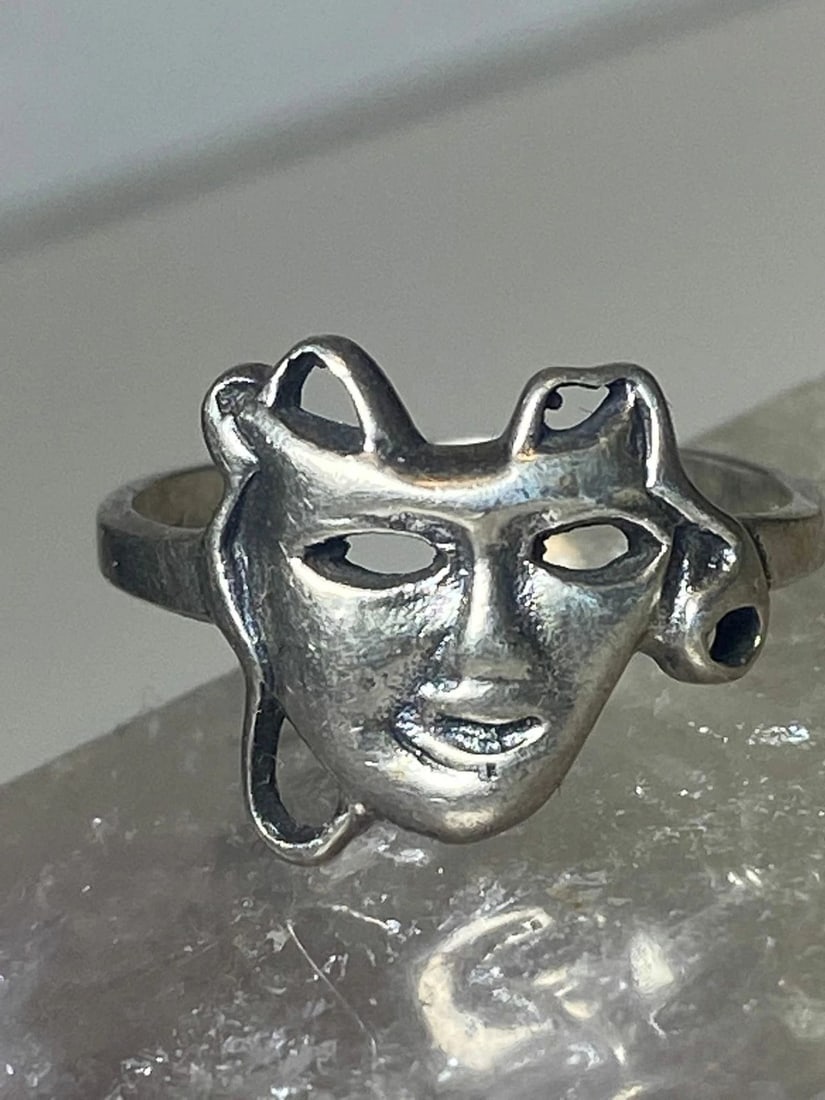 FACE MASK RING THEATRICAL THEATER STERLING SILVER WOMEN GIRLS: FACE MASK RING THEATRICAL THEATER STERLING SILVER WOMEN GIRLS Face mask ring theatrical theater sterling silver women girls Size 6.25 Weight 2.6g Length. 1/2" Width. 1/2" Thinnest part of band 3/32"