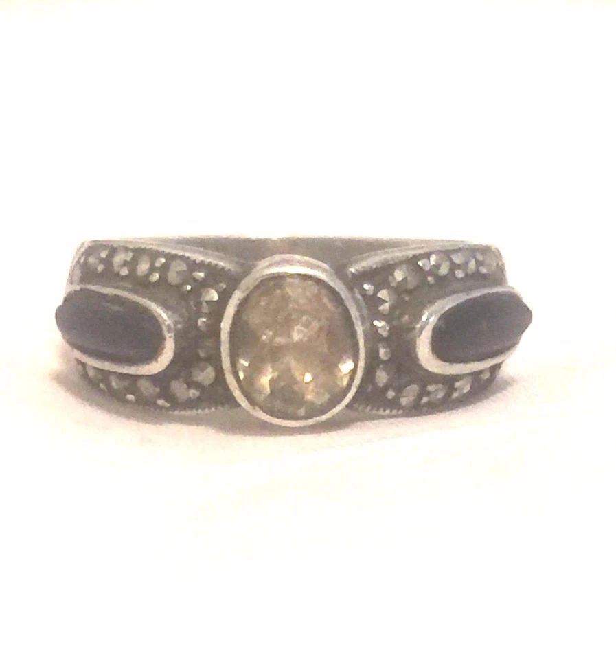 VINTAGE STERLING SILVER ONYX MARCASITES RING CZ SIZE 7 5G: VINTAGE STERLING SILVER ONYX MARCASITES RING CZ SIZE 7 5G Vintage Sterling Silver Onyx Marcasites Ring CZ Size 7 Weight 5g Widest Part of Band 1/4" Narrowest Part of Band 3/16" Free First Class shippi