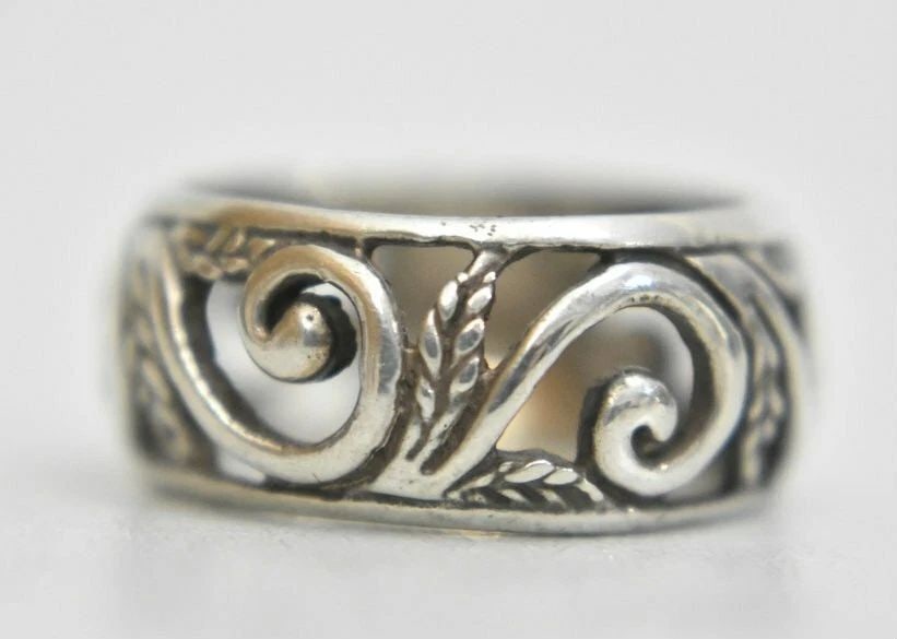 FLORAL RING VINES BAND PINKY BAND STERLING SILVER WOMEN SIZE 5.5: FLORAL RING VINES BAND PINKY BAND STERLING SILVER WOMEN SIZE 5.5 Floral ring band pinky band sterling silver women Size 5.5 Weight 4g Band width 5/16" Delivered in a gift box Free Postal shipping and 