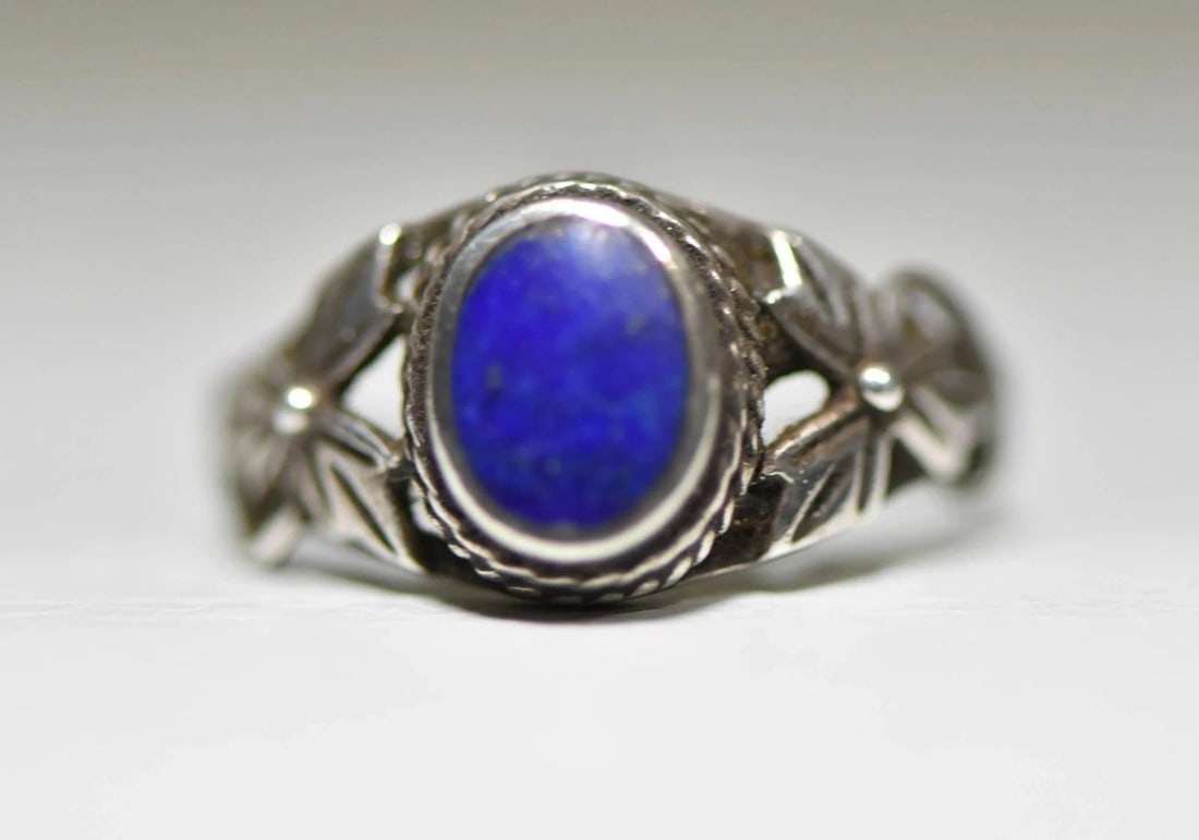 BLUE LAPIS RING VINTAGE FLORAL DESIGN STERLING SILVER WOMEN GIRLS: BLUE LAPIS RING VINTAGE FLORAL DESIGN STERLING SILVER WOMEN GIRLS Blue Lapis ring vintage floral design sterling silver women girls size 6.25 weight 2.5g Widest part of the band 3/8" Thinnest part of 