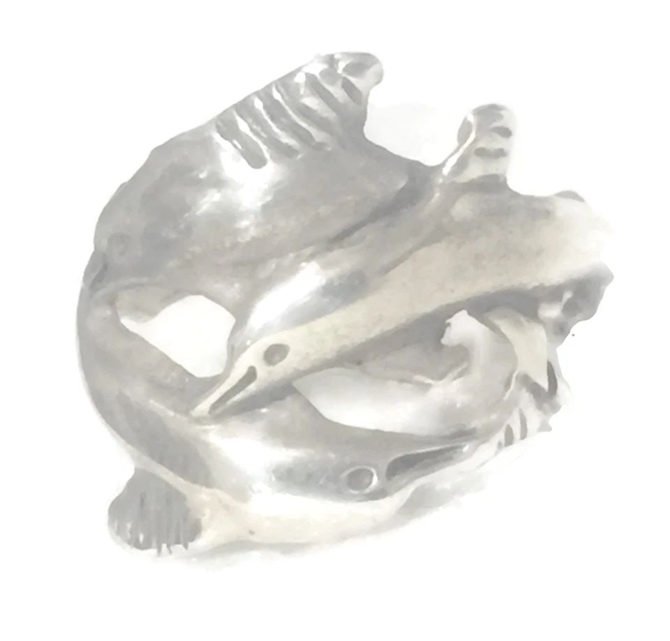 VINTAGE DOLPHIN BAND STERLING SILVER RING PINKY SOUTHWEST BAND SIZE 5.50 MEXICO: VINTAGE DOLPHIN BAND STERLING SILVER RING PINKY SOUTHWEST BAND SIZE 5.50 MEXICO Vintage Dolphins Sterling Silver Pinky Band or Ring .. Made in Mexico 5.50 Between Size 5.50 and Size 5.75 Weight 2.8g W