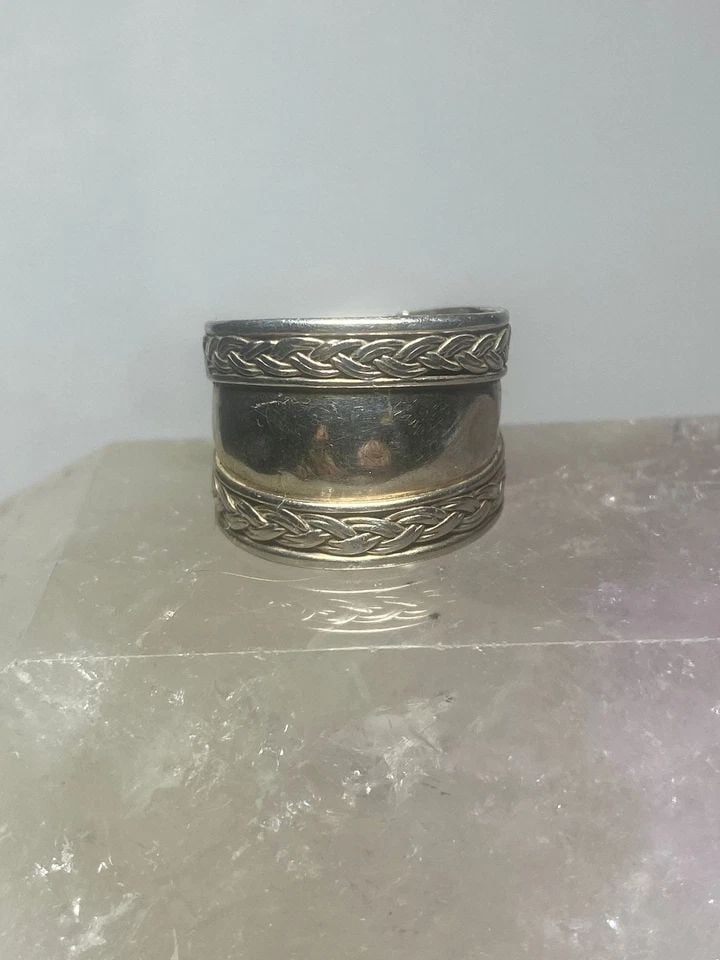 CIGAR BAND SIZE 7 WIDE ROPE DESIGN RING STERLING SILVER WOMEN GIRLS: CIGAR BAND SIZE 7 WIDE ROPE DESIGN RING STERLING SILVER WOMEN GIRLS Cigar band wide rope design ring sterling silver women girls A few minor dents Size 7 Weight 4g Widest 5/8" Thinnest part 5/16""