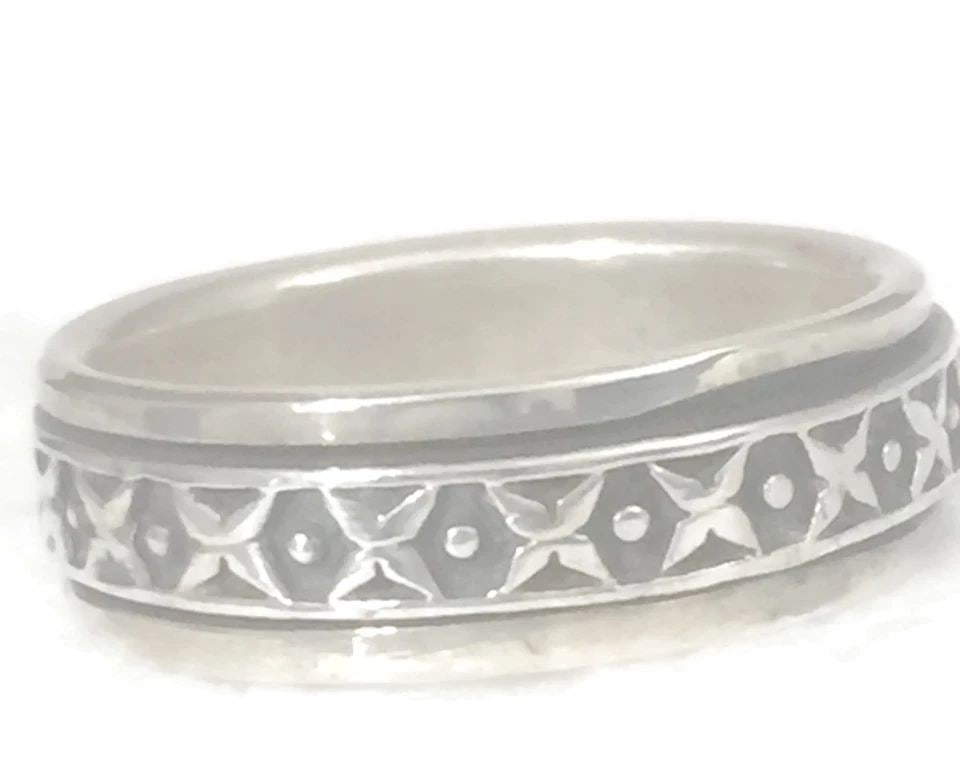 MEN SPINNER RING OR WEDDING BAND VINTAGE STERLING SILVER GEOMETRIC SIZE 12.50: MEN SPINNER RING OR WEDDING BAND VINTAGE STERLING SILVER GEOMETRIC SIZE 12.50 Men Spinner Ring or Band Vintage Sterling Silver geometric Design XOXO Size 12.50 Weight 9.4g Band Width 1/4"
