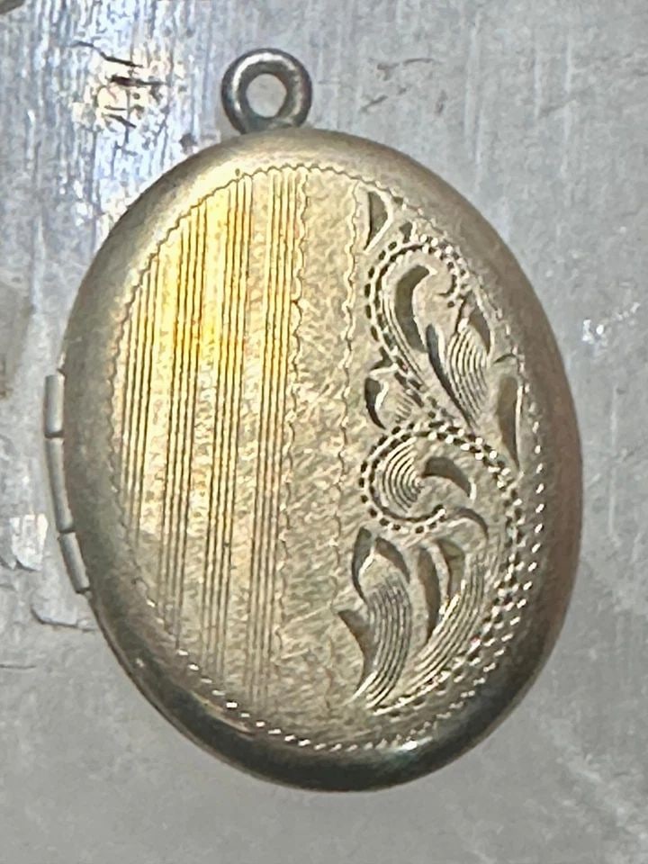 OVAL LOCKET PHOTO PENDANT 1/20 12K GOLD FILLED PHOTO WOMEN GIRLS: OVAL LOCKET PHOTO PENDANT 1/20 12K GOLD FILLED PHOTO WOMEN GIRLS Oval locket 1/20 12K gold filled photo women girls Width 7/8" Length. 1 1/8" Width w bail is 1 1/4"