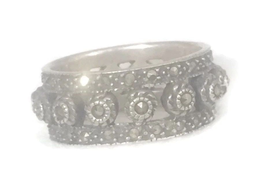 VINTAGE MARCASITE RING STERLING SILVER BOHO THUMB WIDE BAND SIZE 8.75: VINTAGE MARCASITE RING STERLING SILVER BOHO THUMB WIDE BAND SIZE 8.75 Vintage Marcasite Ring or Band Sterling Silver Ring Thumb Size 8.75 Weight 7.6g Band Width 3/8" Rings are Delivered in a Gift Box