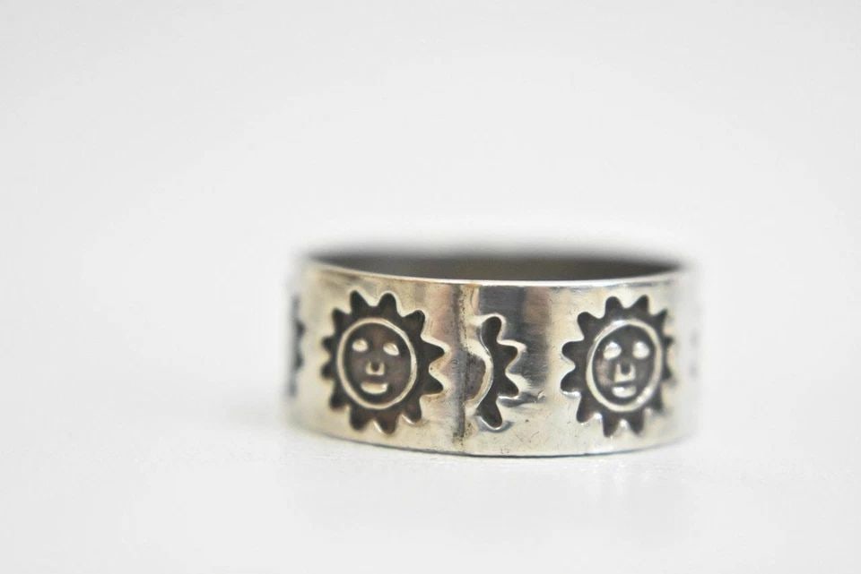 SUN RING STERLING SILVER BAND MEXICO SOUTHWEST WOMEN SIZE 8.25: SUN RING STERLING SILVER BAND MEXICO SOUTHWEST WOMEN SIZE 8.25 sun ring band sterling silver southwest women Made in Mexico Size 8.25 Weight 4.3g Band width 3/8" Delivered in a gift box Free Postal sh