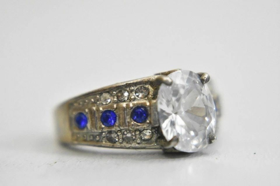CRYSTAL RING VINTAGE BLUE COCKTAIL STERLING SILVER WOMEN SIZE 7: CRYSTAL RING VINTAGE BLUE COCKTAIL STERLING SILVER WOMEN SIZE 7 Crystal ring vintage blue cocktail sterling silver women Size 7 Weight 7.1g Widest part of ring 3/8" Thinnest part of ring 1/8"