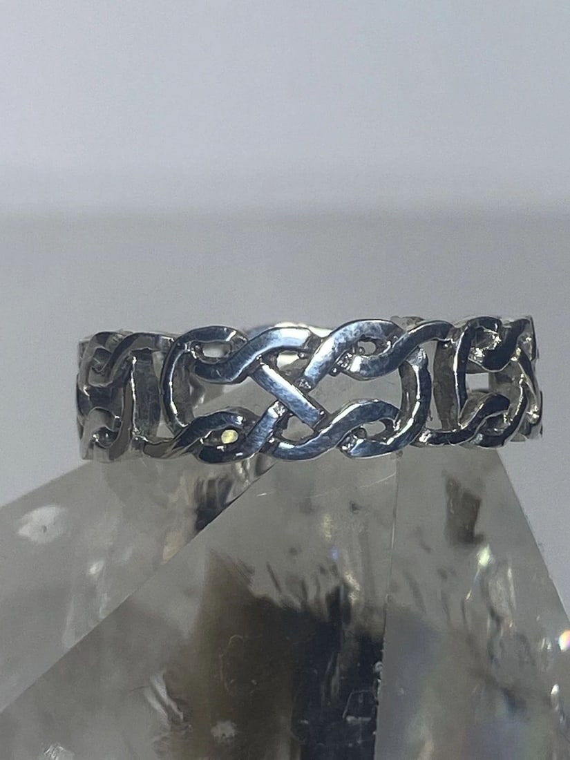 CELTIC KNOT RING SIZE 9.75 WEDDING BAND STERLING SILVER MEN WOMEN: CELTIC KNOT RING SIZE 9.75 WEDDING BAND STERLING SILVER MEN WOMEN Celtic knot ring wedding band sterling silver men women Size 9.75 Between a size 9.75 and a size 10 Weight 3.7g Band Width. 1/4"