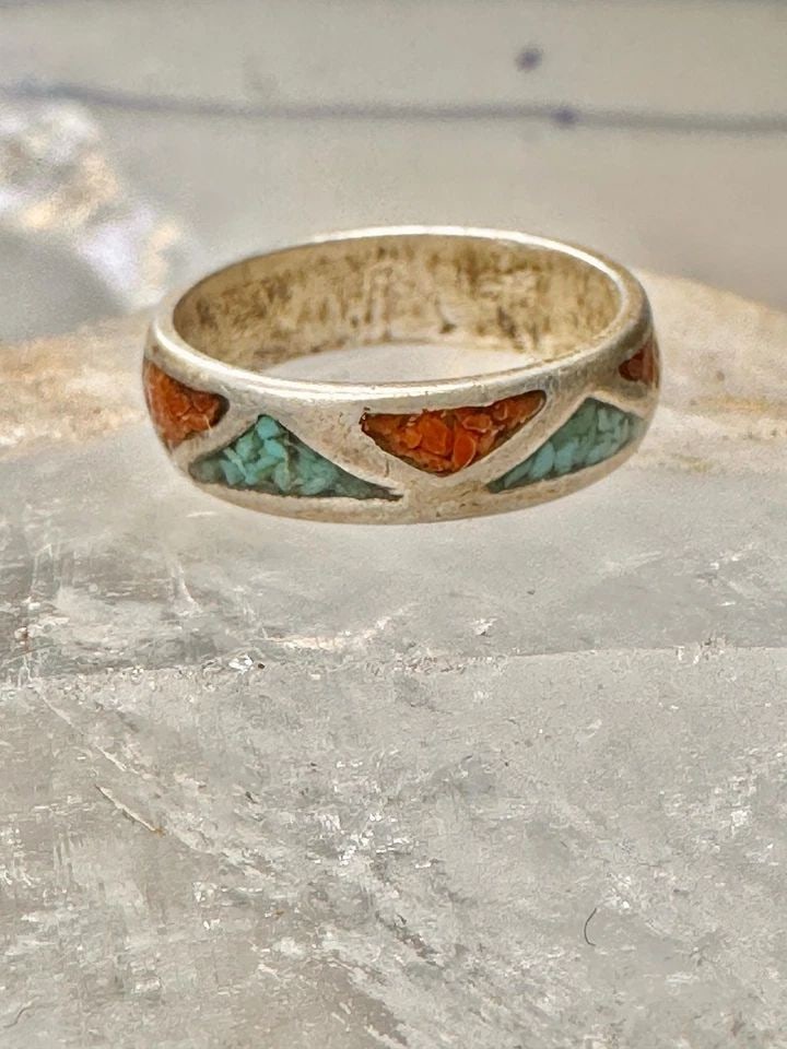 TURQUOISE CHIPS RING ZUNI CORAL WEDDING BAND SIZE 6 STERLING SILVER WOMEN: TURQUOISE CHIPS RING ZUNI CORAL WEDDING BAND SIZE 6 STERLING SILVER WOMEN Turquoise chips ring Zuni coral wedding band size 6 sterling silver women Size 6 Weight 2.9g Width 3/16"
