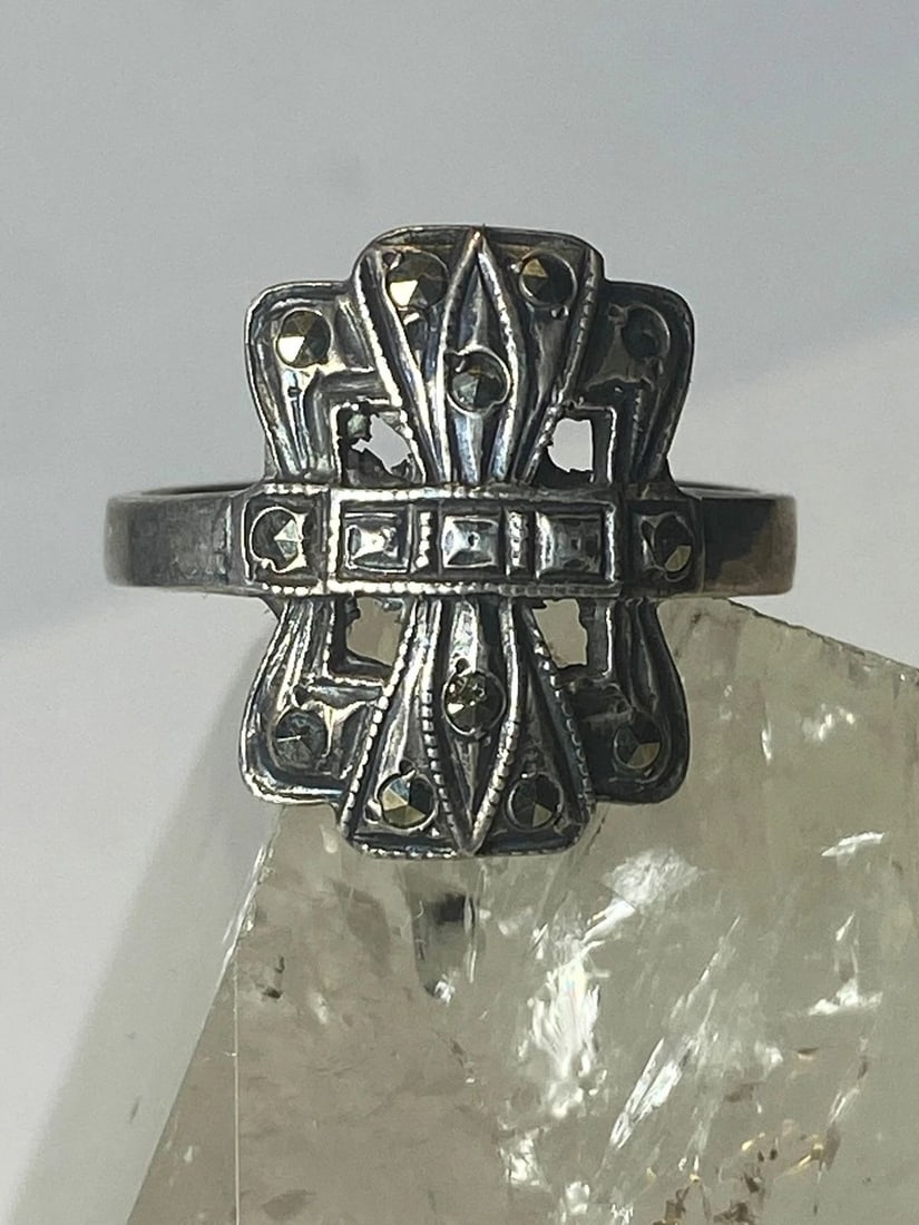 MARCASITE RING BAND STERLING SILVER ART DECO STYLE WOMEN GIRLS: MARCASITE RING BAND STERLING SILVER ART DECO STYLE WOMEN GIRLS Marcasite ring band sterling silver Art Deco style women girls Size 6.75 Weight 3.9g Length. 3/4" Width 1/2" Thinnest part. 1/8"