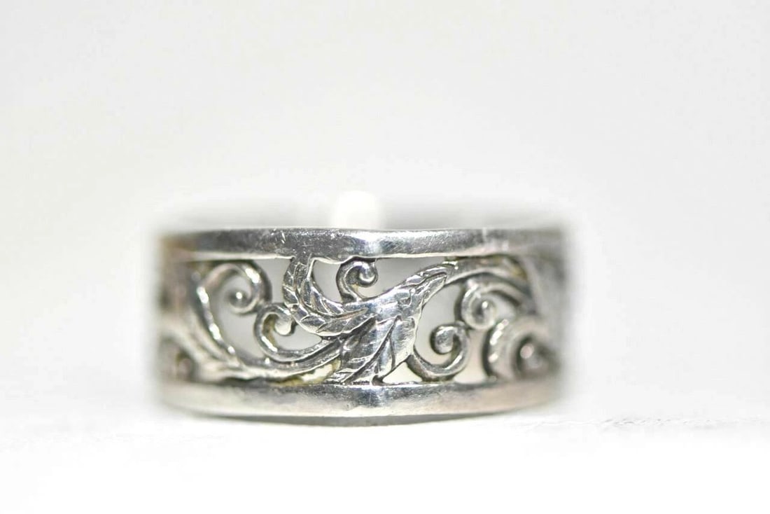 VINE BAND LEAF RING SCROLLWORK STERLING SILVER WOMEN SIZE 7: VINE BAND LEAF RING SCROLLWORK STERLING SILVER WOMEN SIZE 7 Vine Band Leaf ring sterling silver women Size 7 Just a bit larger than a size 7 Weight 3.5g Band Width 5/16" Free Postal Shipping and Free 
