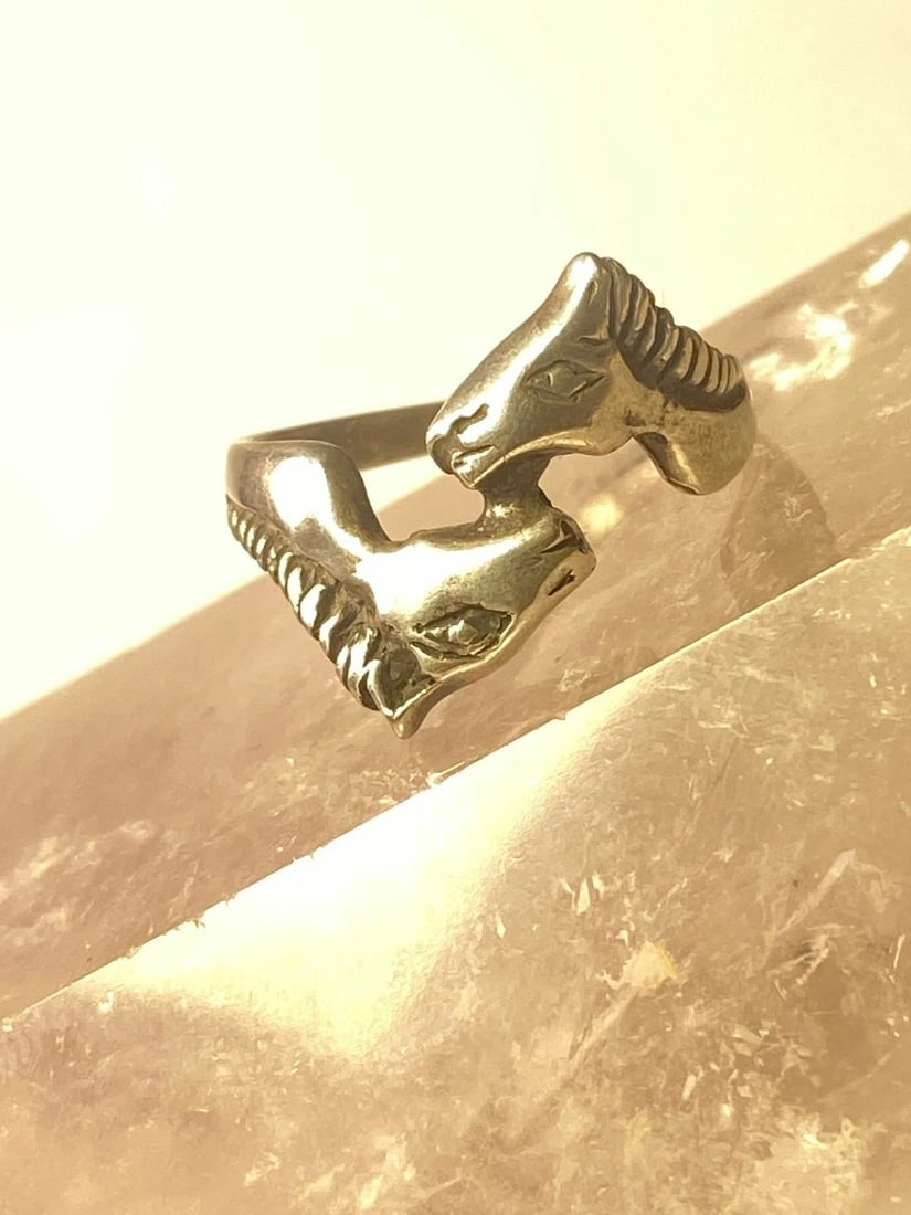 HORSES RING SIZE 5.50 HORSE PINKY BAND STERLING SILVER WOMEN GIRLS: HORSES RING SIZE 5.50 HORSE PINKY BAND STERLING SILVER WOMEN GIRLS horses ring horse pinky band sterling silver women girls Size 5.50 Weight 2.3g Widest 5/8" Thinnest part 1/8" Delivered in a Gift Box