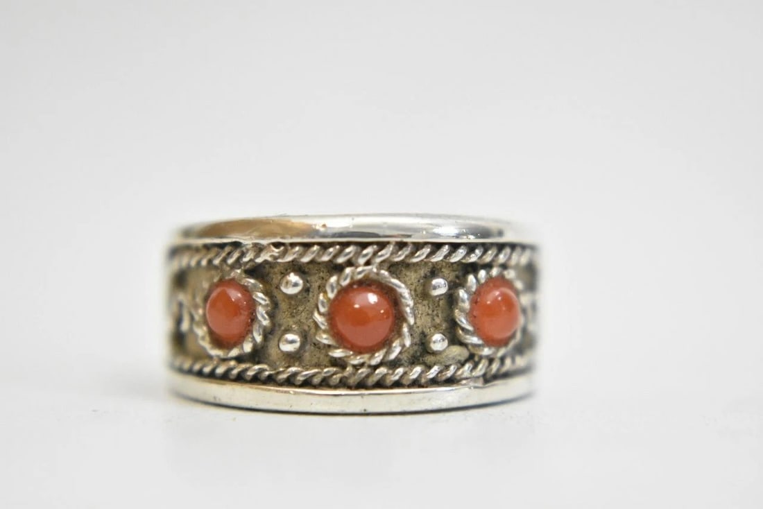 CORAL RING SIZE 6.75 BAND STERLING SILVER WOMEN BOYS: CORAL RING SIZE 6.75 BAND STERLING SILVER WOMEN BOYS Coral ring band sterling silver women boys Size 6.75 Weight 7.2g Band width 3/8" Delivered in a gift box Free Postal shipping and insurance Listing