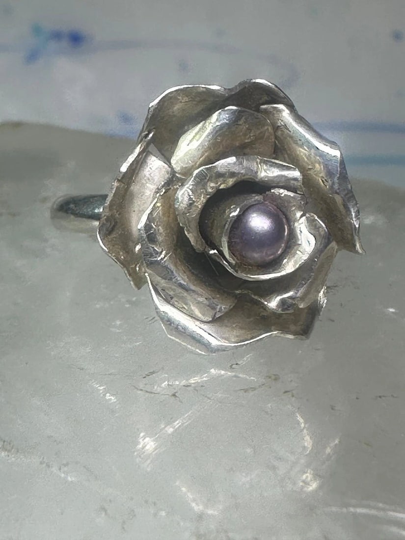 ROSE RING PEARL FLORAL FLOWER BAND SIZE 5.2 STERLING SILVER GIRLS WOMEN: ROSE RING PEARL FLORAL FLOWER BAND SIZE 5.2 STERLING SILVER GIRLS WOMEN Rose Ring Pearl floral flower band size 5.2 sterling silver girls women Size 5.25 Weight 4.9g Length. 3/4" Width 3/4" Thinnest p