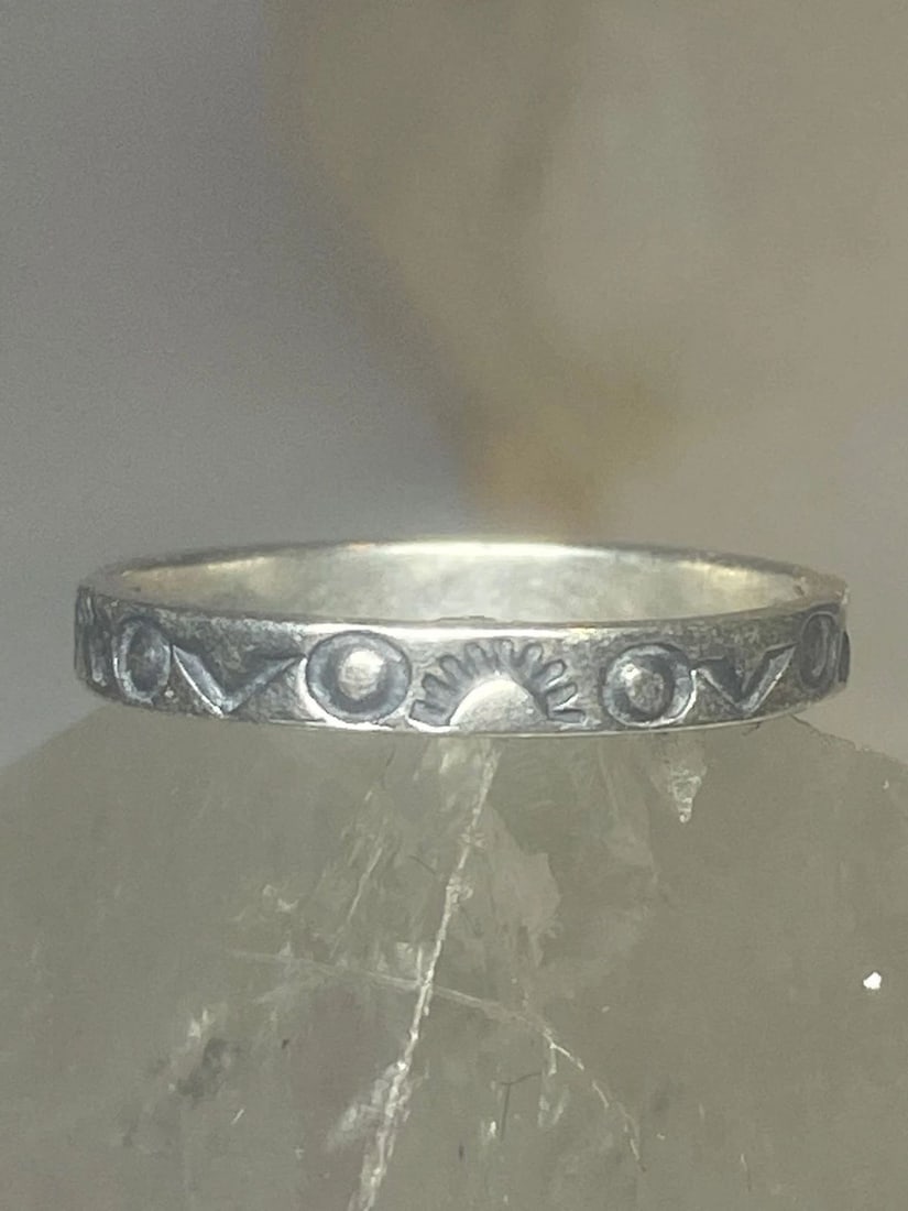 SUN RAYS RING SOUTHWEST BAND SIGNED PINKY STERLING SILVER WOMEN GIRL: SUN RAYS RING SOUTHWEST BAND SIGNED PINKY STERLING SILVER WOMEN GIRL Sun rays ring southwest band signed pinky sterling silver women girl Size 6 Weight 1.5g Band Width. 1/8"