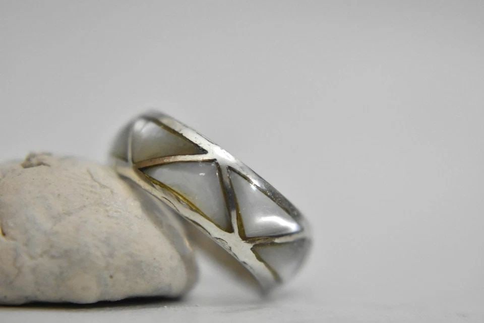 MOP RING WEDDING BAND SOUTHWEST MOTHER OF PEARL STERLING SILVER BOYS SIZE 4.50: MOP RING WEDDING BAND SOUTHWEST MOTHER OF PEARL STERLING SILVER BOYS SIZE 4.50 Zuni Ring Wedding band MOP Ring sterling silver pinky boys band Size 4.50 Between a Size 4.50 and Size 4.75 Weight 3.5g B