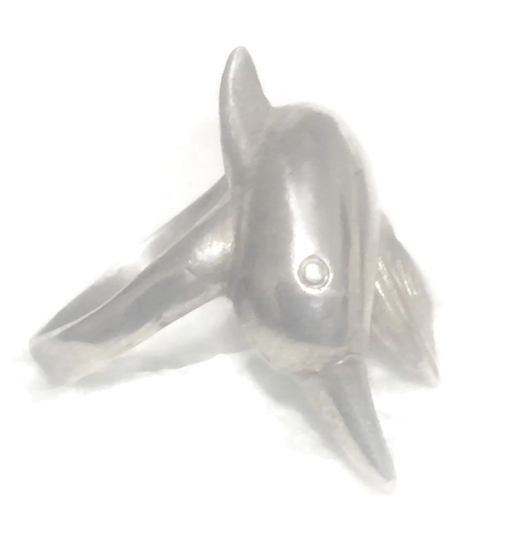 VINTAGE DOLPHIN BAND STERLING SILVER RING PINKY SOUTHWEST BAND SIZE 6.75: VINTAGE DOLPHIN BAND STERLING SILVER RING PINKY SOUTHWEST BAND SIZE 6.75 Vintage Dolphins Sterling Silver Pinky Band or Ring . Stacker Band or Ring . Size 6.75 Weight 5.4g Widest Part of Band 31/32" T
