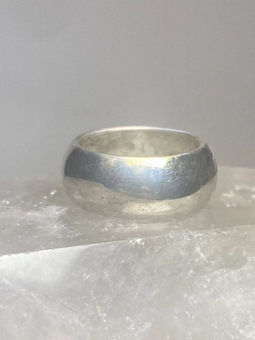PLAIN RING WEDDING BAND SIZE PINKY 4.50 STERLING SILVER WOMEN: PLAIN RING WEDDING BAND SIZE PINKY 4.50 STERLING SILVER WOMEN Plain ring wedding band size pinky 4.50 sterling silver I leave the rings unpolished until I sell .. If the buyer wants the ring polished 