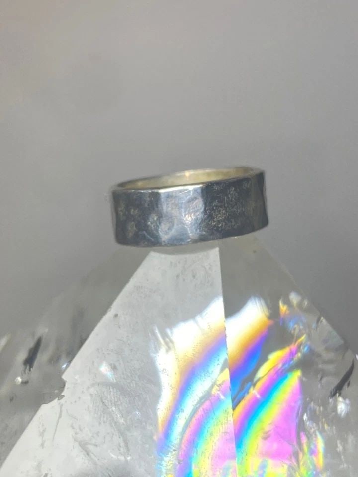 VINTAGE PLAIN RING SIZE 5.50 WEDDING HAMMERED BAND STACKER STERLING SILVER W: VINTAGE PLAIN RING SIZE 5.50 WEDDING HAMMERED BAND STACKER STERLING SILVER W Vintage Hammered Plain ring size 5.50 wedding band sterling silver W I leave the rings unpolished until I sell .. If the bu